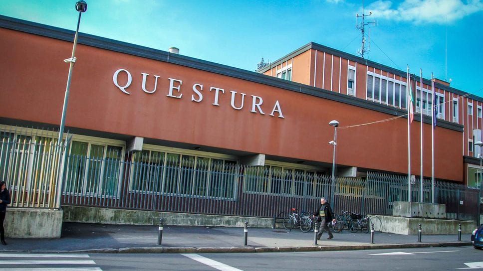 Un fotogramma dell’aggressione della bambina alle 13,09 di sabato 14 febbraio all’Esselunga di via Corridoni a Bergamo. Un 37enne romeno con problemi psichiatrici è stato arrestato. La piccola ha un femore rotto.