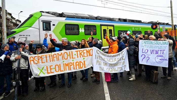 «Treno per Orio, lavori in ritardo». I residenti: no al sottopasso