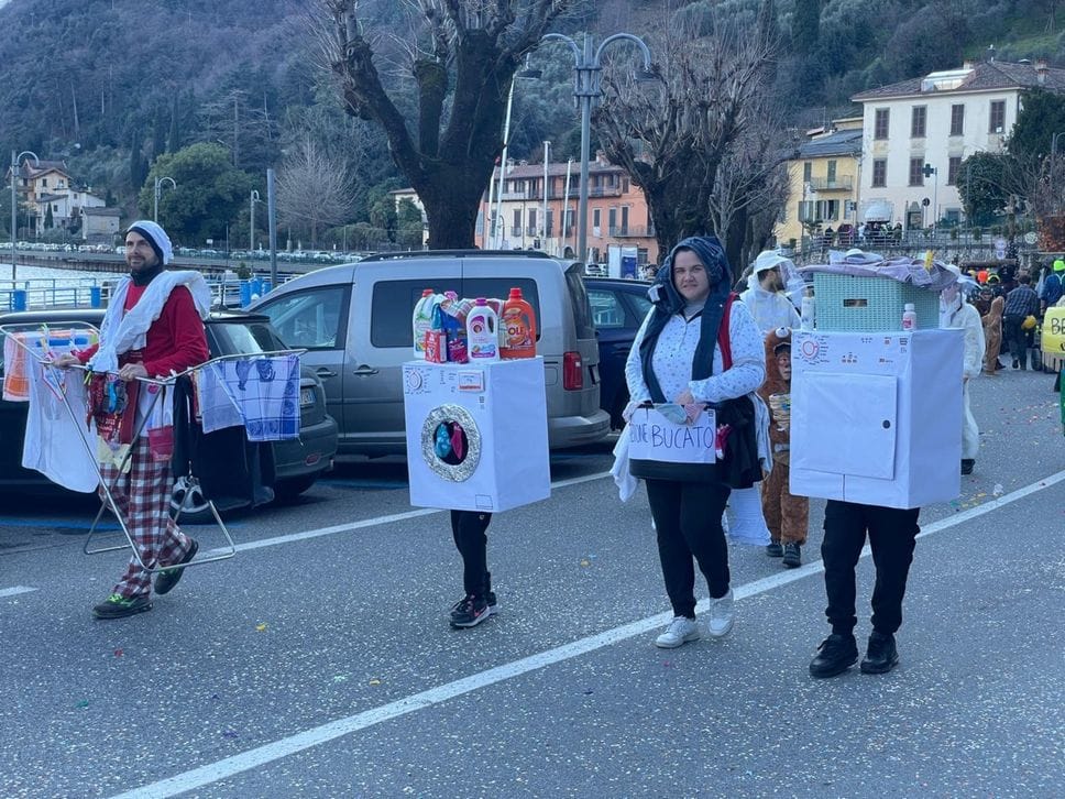 Il gruppo con lavatrice, asciugatrice e stendino