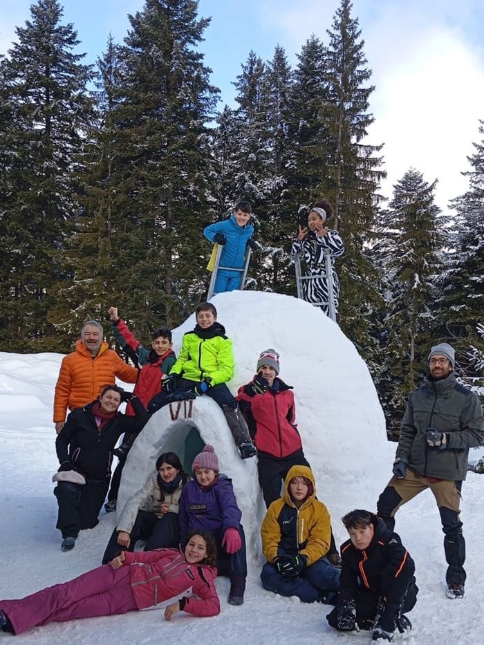 Il gruppo davanti all’igloo