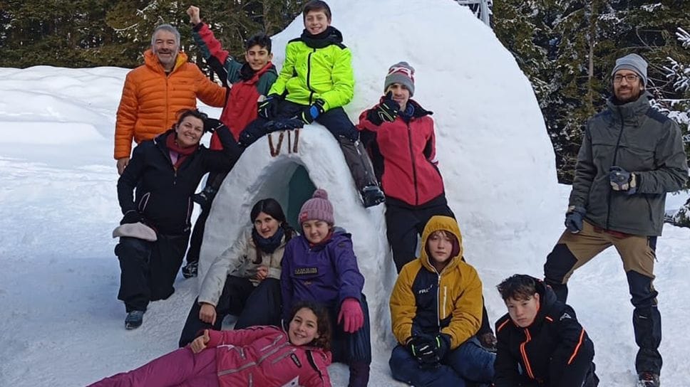 L’igloo costruito dai ragazzi  della scuola parentale di Almè