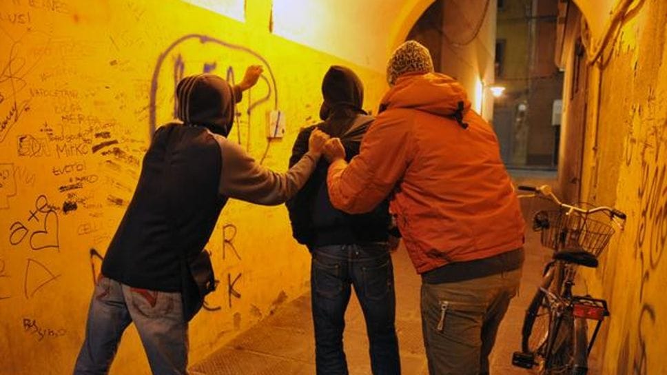 Baby gang in azione, in un’immagine d’archivio