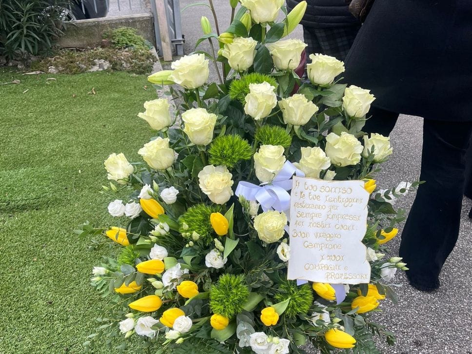 I fiori e le dediche di amici e parenti alla camera mortuaria di Almenno san Bartolomeo dove è stata composta la salma di Francesco Mazzoleni