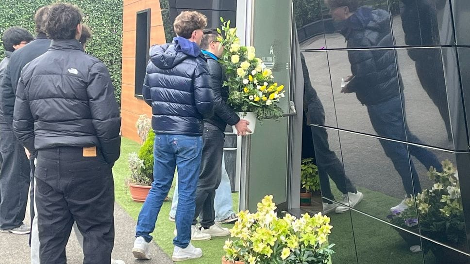 L’omaggio di amici e parenti alla casa del commiato di Almenno San Bartolomeo, dove è stata composta la salma di Francesco Mazzoleni, il 18enne di Palazzago morto domenica 15 febbraio mentre si stava allenando in bicicletta a Barzana