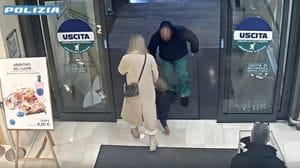 L’attimo in cui l’uomo si piega per poi prendere la piccola per le gambe e cercare di strapparla alla mamma