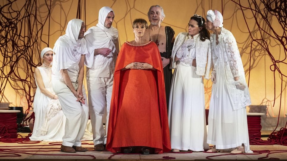 Lella Costa al centro del cast di Lisistrata al teatro Donizetti di Bergamo dal 7 al 16 febbraio