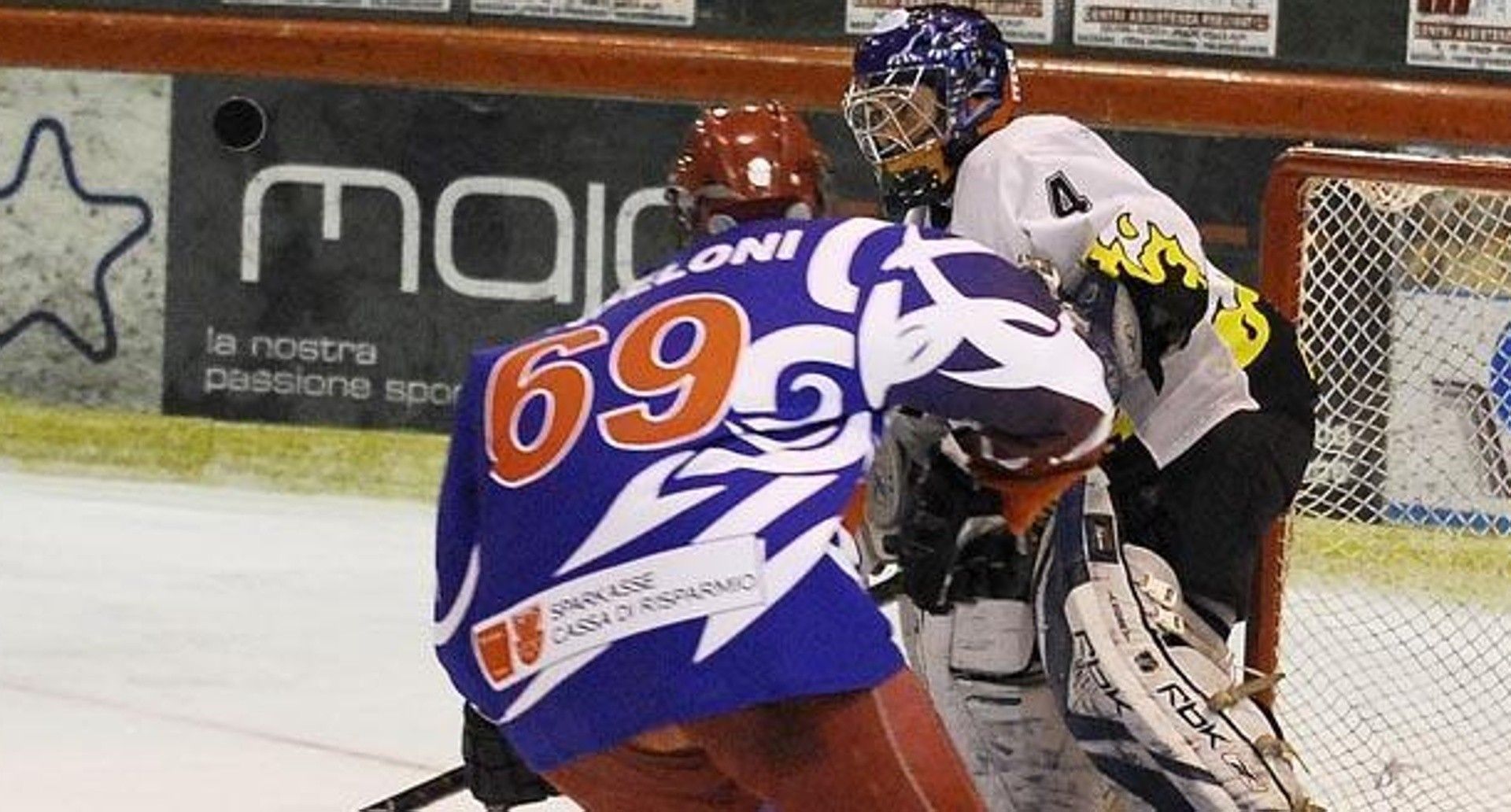 Di spalle Michela con la maglia dell’EV Bozen 84