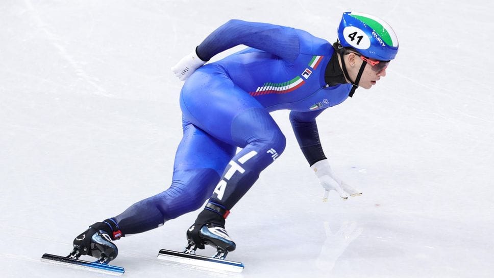 Lorenzo Previtali, 20enne poliziotto di Calusco, di scena nella batteria dei 500 metri di short track a Milano