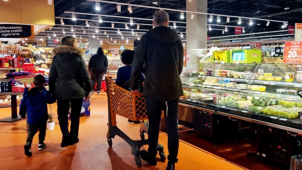 Una famiglia al supermercato la domenica mattina. Torna d’attualità il dibattito sulle aperture domenicali della grande distribuzione