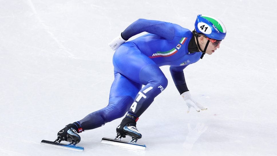 Lorenzo Previtali in azione: mercoledì 18 febbraio il 20enne poliziotto bergamasco sarà in gara nei quarti di finale olimpici dei 500 metri di short track
