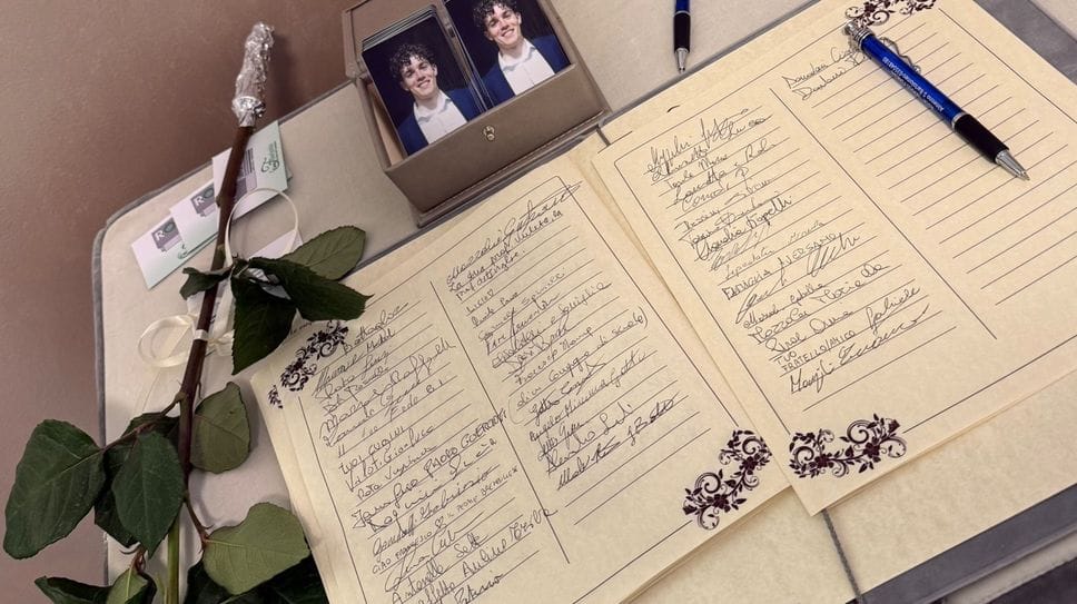 Una rosa bianca sul tavolino all’esterno della casa del commiato di Almenno san Bartolomeo dove si è svolta la veglia in ricordo di Francesco Mazzoleni, il 18enne di Palazzago morto domenica 15 febbraio a Barzana travolto da un’auto mentre tornava da un allenamento in bici.