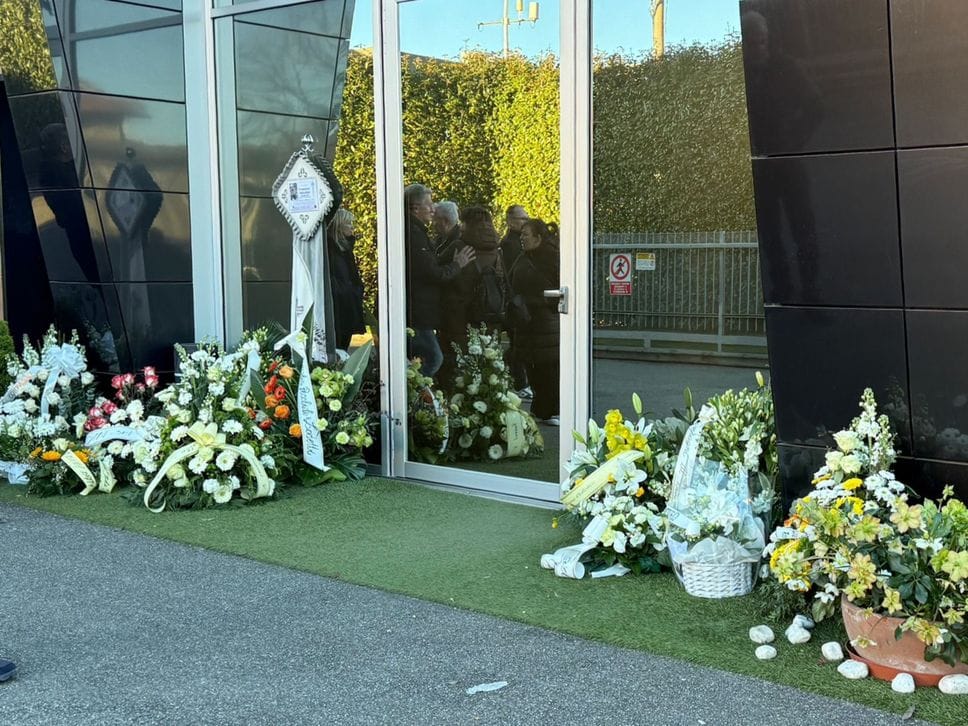 I fiori all’esterno della casa del commiato dove è stata composta la salma di Francesco Mazzoleni, morto domenica 15 febbraio travolto da un’auto con la sua bicicletta a Barzana