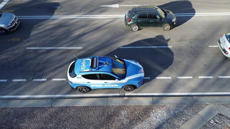 Una volante della polizia di Stato di Bergamo. Gli agenti hanno arrestato un 47enne accusato di aver rubato in alcune auto in sosta
