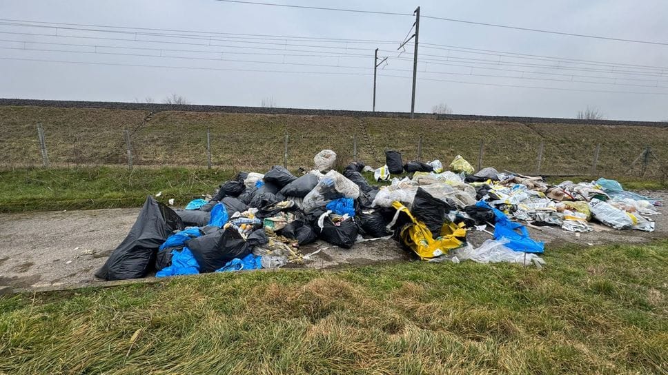 I rifiuti abbandonati in località sottopasso Della Carolina