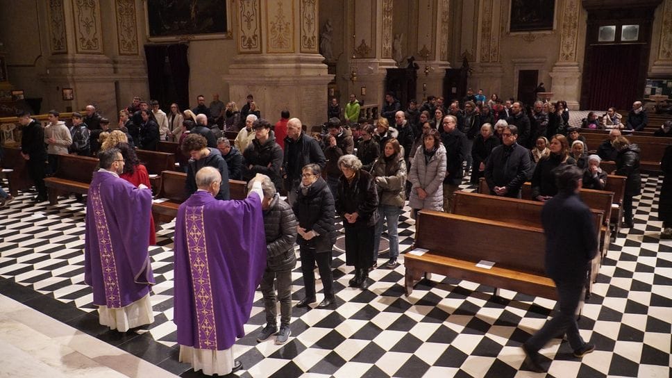 Il vescovo Francesco Beschi durante la celebrazione del Mercoledì delle Ceneri