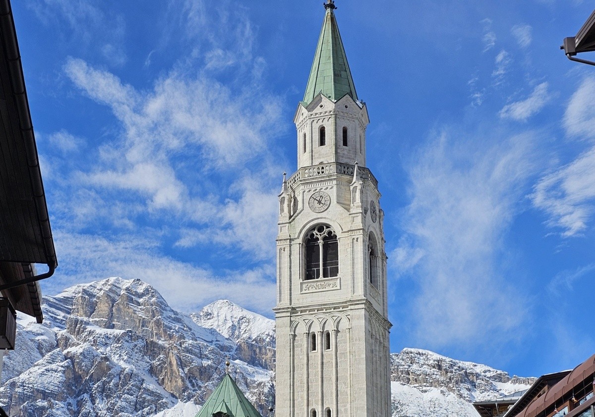 Il campanile della chiesa di Cortina