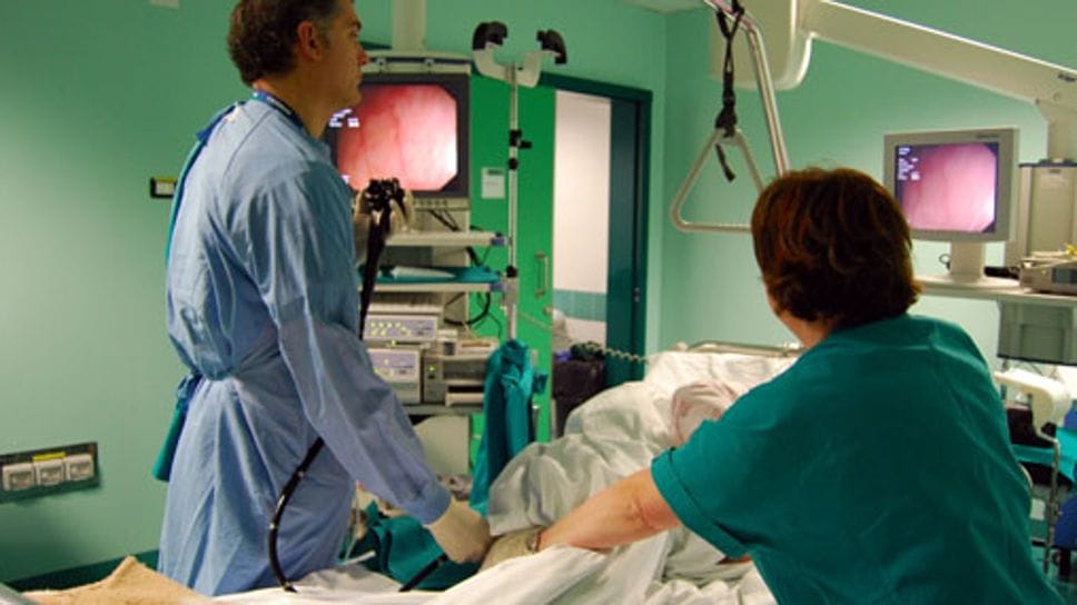 L’esame cardine è la colonscopia con biopsia, fondamentale per osservare direttamente la mucosa intestinale