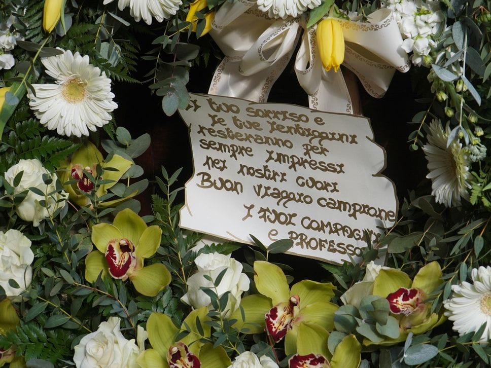 Fiori e messaggi per Francesco Mazzoleni al funerale di mercoledì 18 febbraio a Palazzago