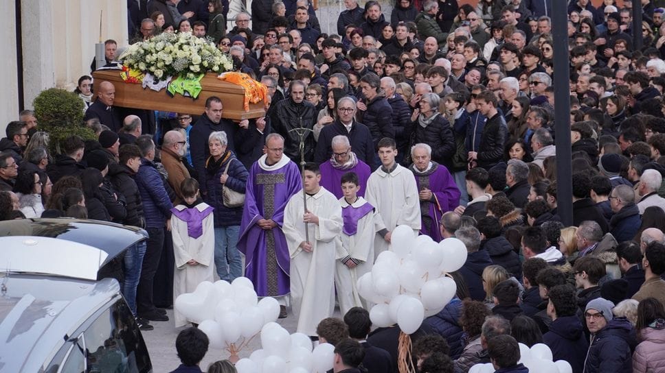 La folla a Palazzago per l’addio a Francesco Mazzoleni, il 18enne morto in un incidente in bici a Barzana domenica 15 febbraio