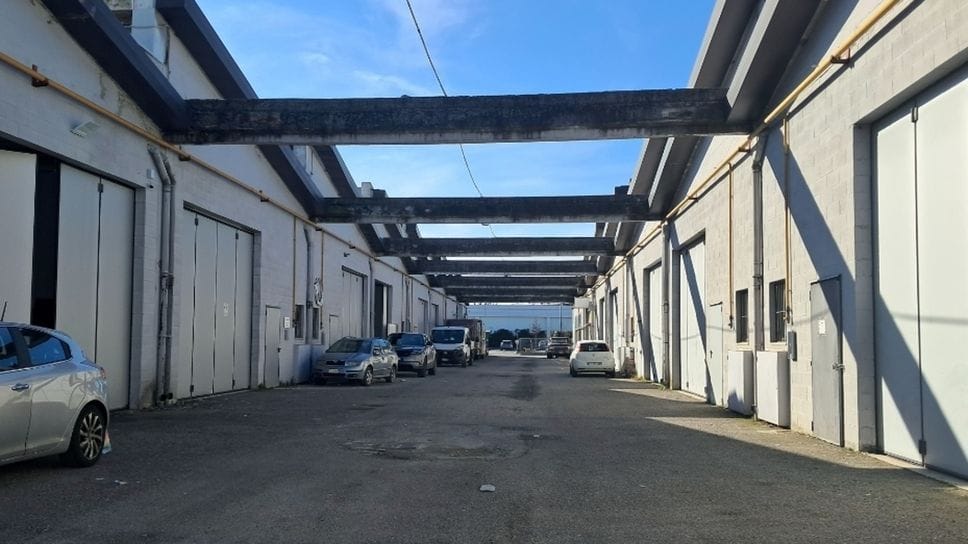 Il capannone dov’è stato rinvenuto il materiale