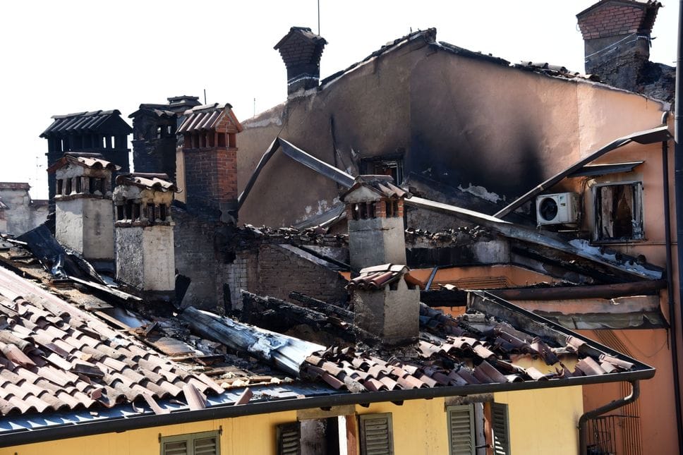 Le case di via Moroni dopo l’incendio