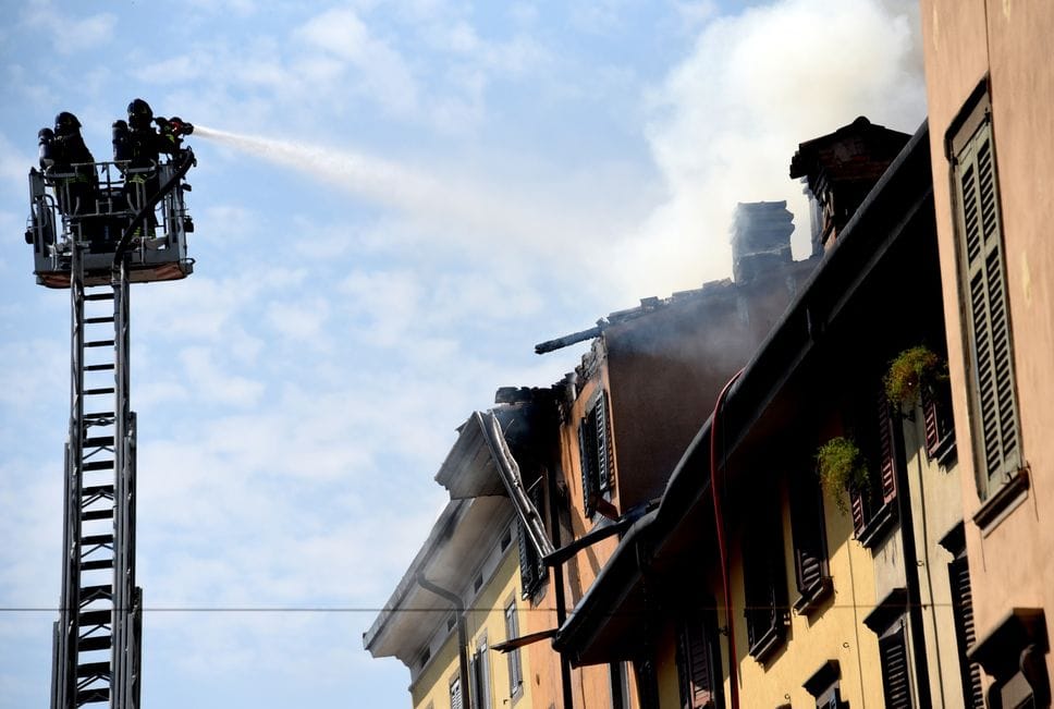 L’intervento dei vigili del fuoco per l'incendio delle case di via Moroni