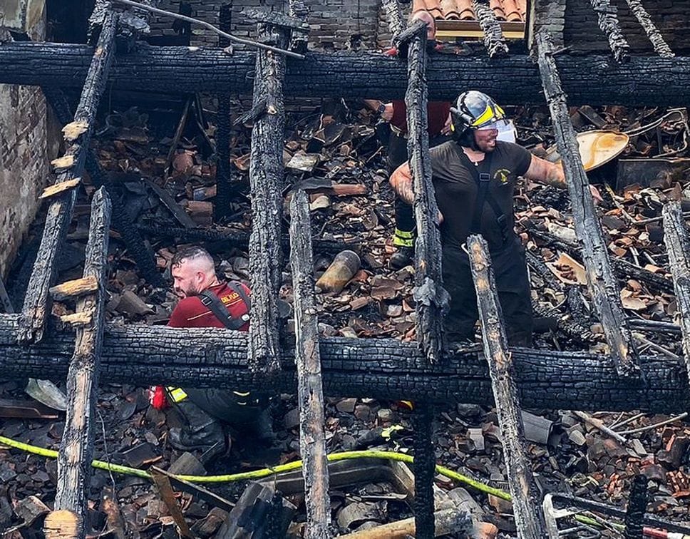 L’intervento dei vigili del fuoco per l'incendio delle case di via Moroni