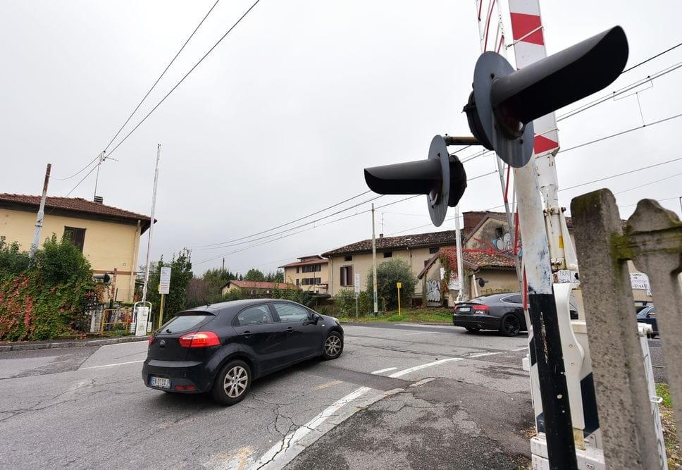 Il passaggio a livello di via Pizzo Recastello nel quartiere di Boccaleone a Bergamo