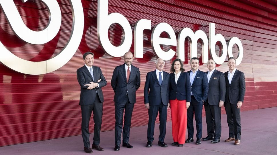 Gretchen Whitmer, affiancata, a sinistra, da Alberto Bombassei