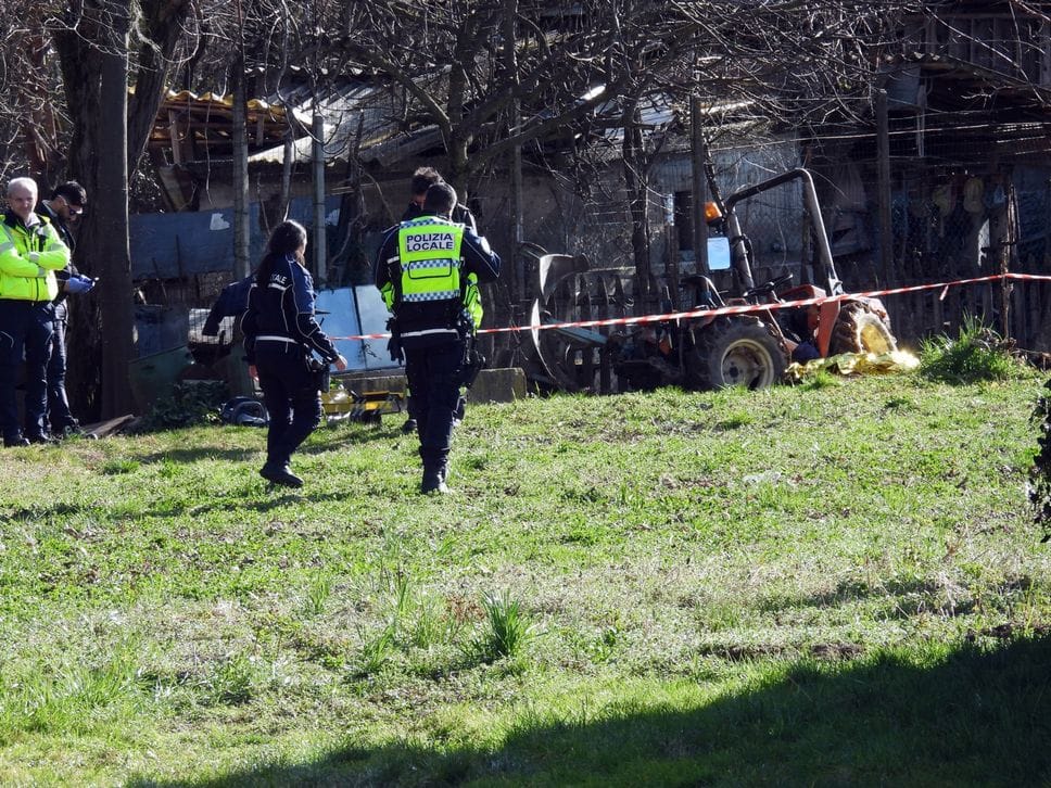 Il luogo dell’incidente mortale accorso a Giuseppe Viscardi, schiacciato dal 4trattorino che stava usando per arare un campo di sua proprietà