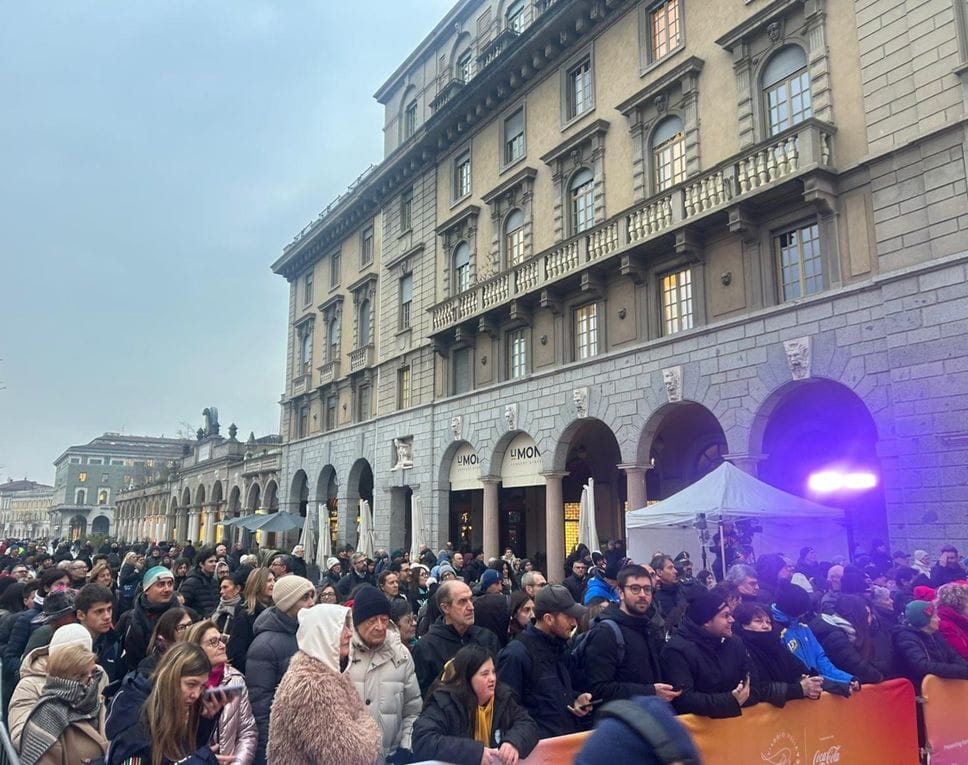 La folla sul Sentierone