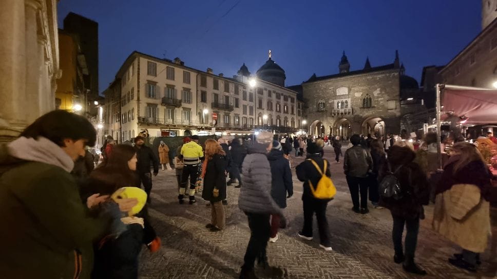 Piazza Vecchia in attesa dei tedofori: con il passare delle ore si è riempita di gente