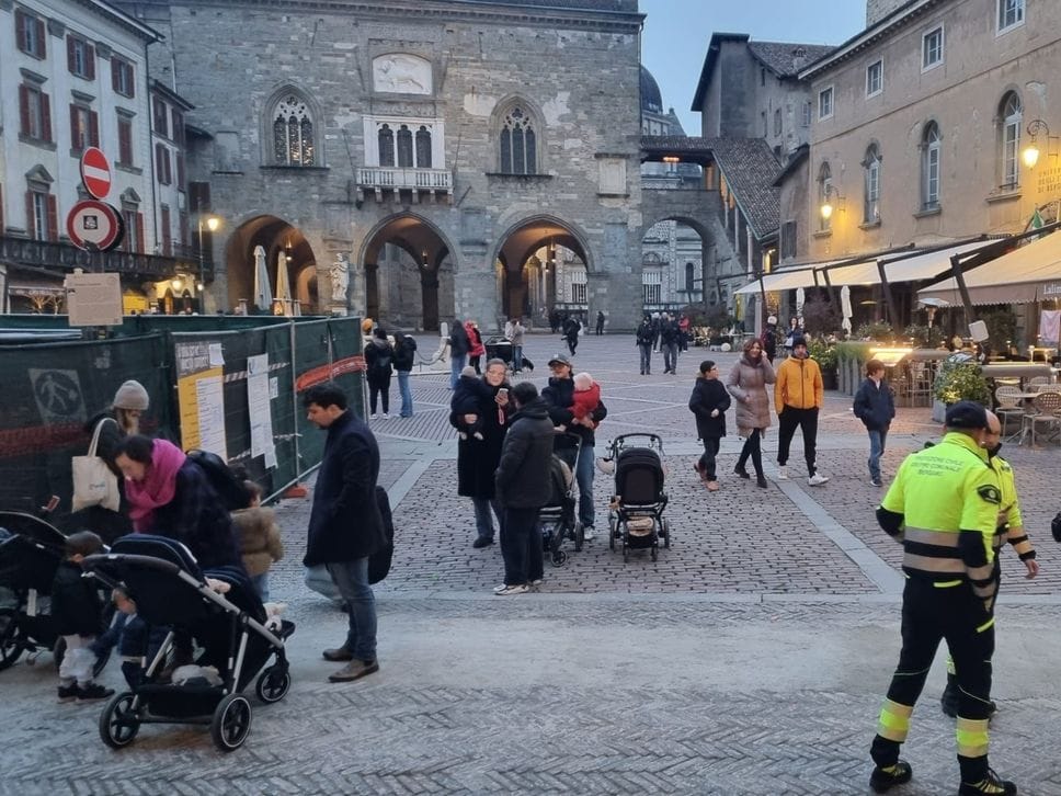 Tante persone in Piazza Vecchia