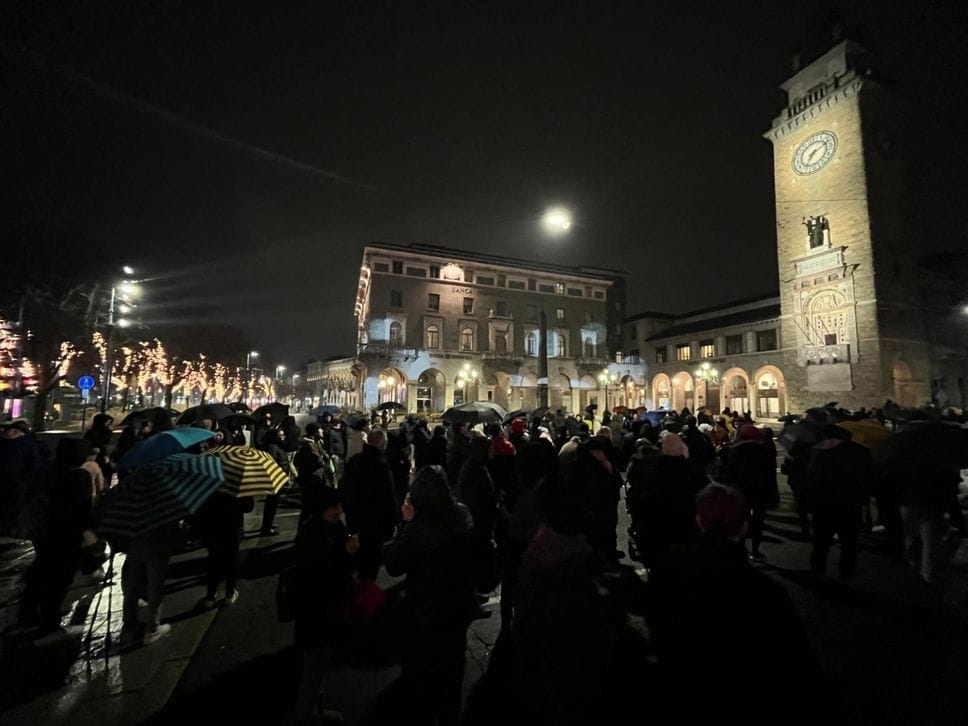 La folla in Piazza Vittorio Veneto