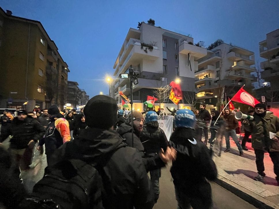 La manifestazione di protesta in via Suardi