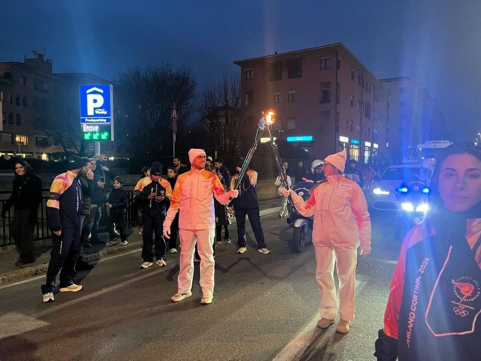 Il «torch-kiss» in via Suardi