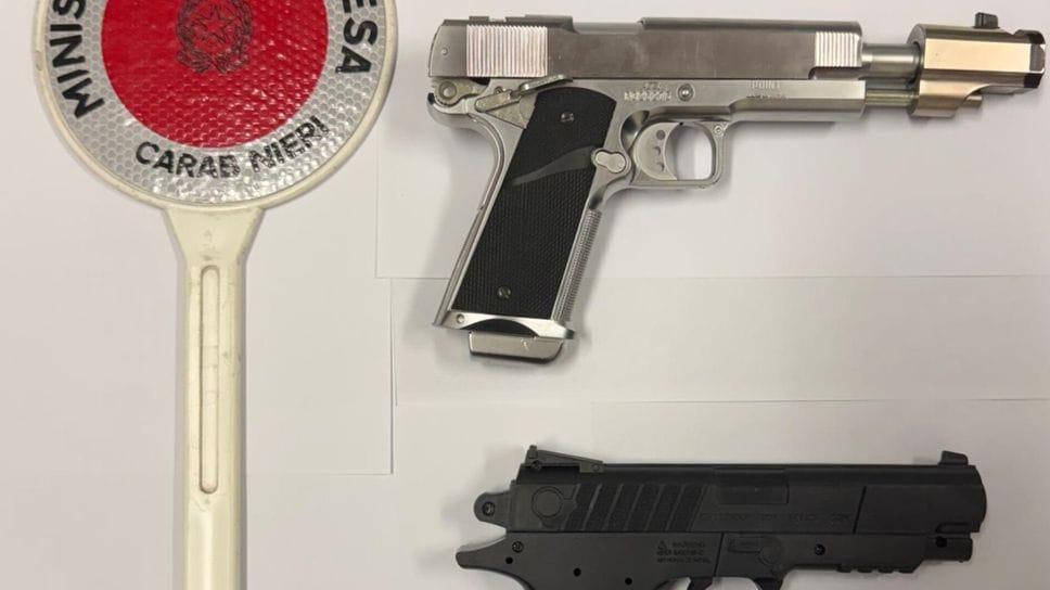 Le due pistole giocattolo sequestrate ai rapinatori