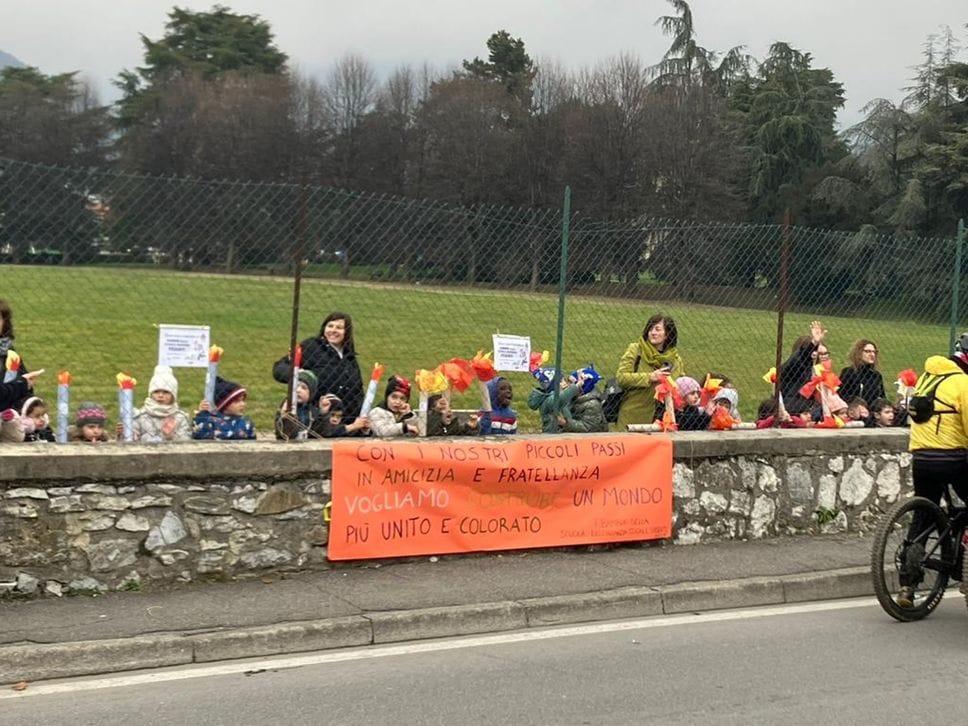 I bambini e le loro fiaccole olimpiche preparate a scuola
