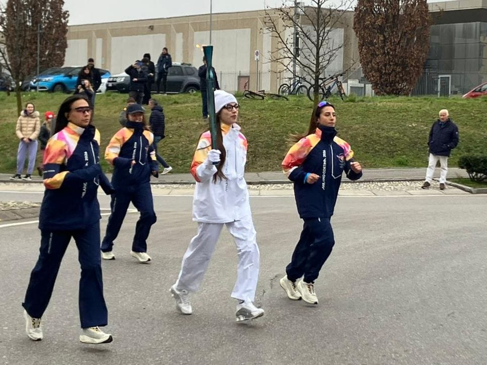 Fiaccola Olimpica con la prima tedofora