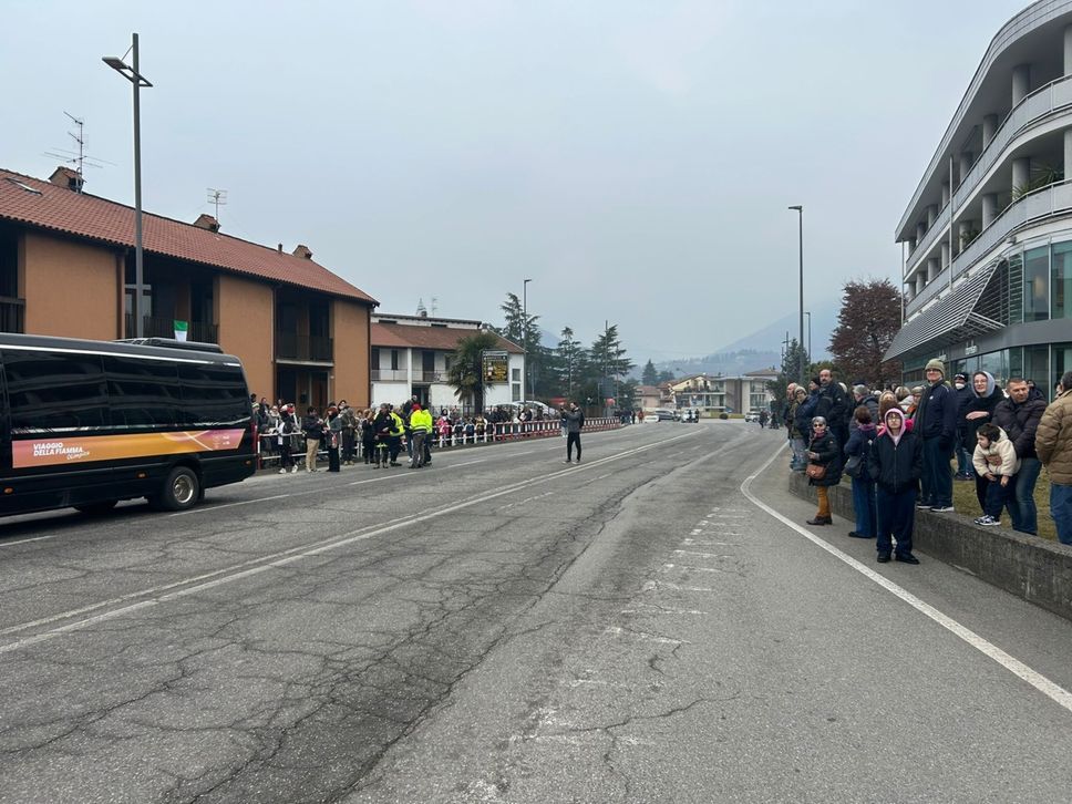 La gente in attesa a Villa d’Almè