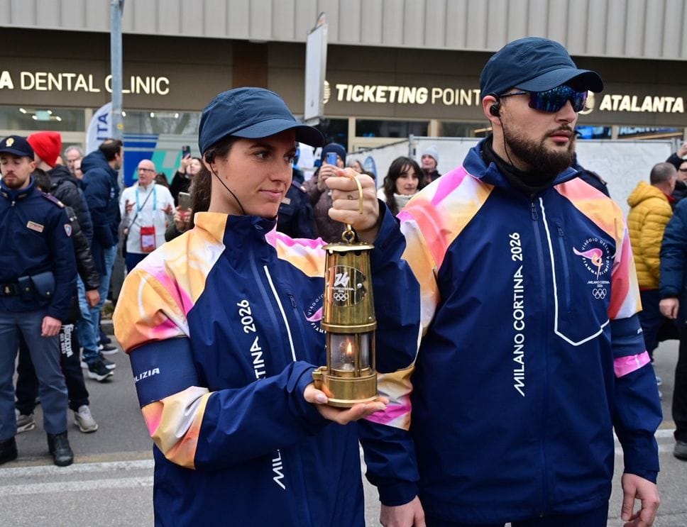 La lanterna in cui viene riposta la fiamma prima della nuova tappa da Alzano