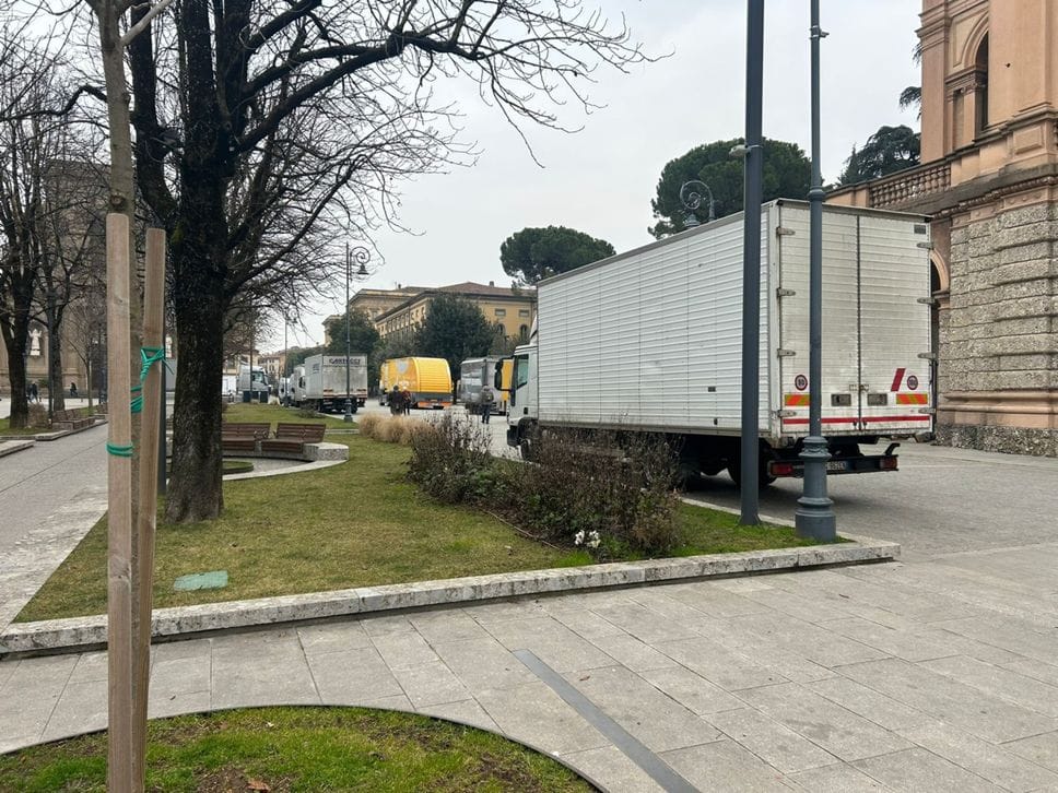 Tir e container vicino al Teatro Donizetti a Bergamo