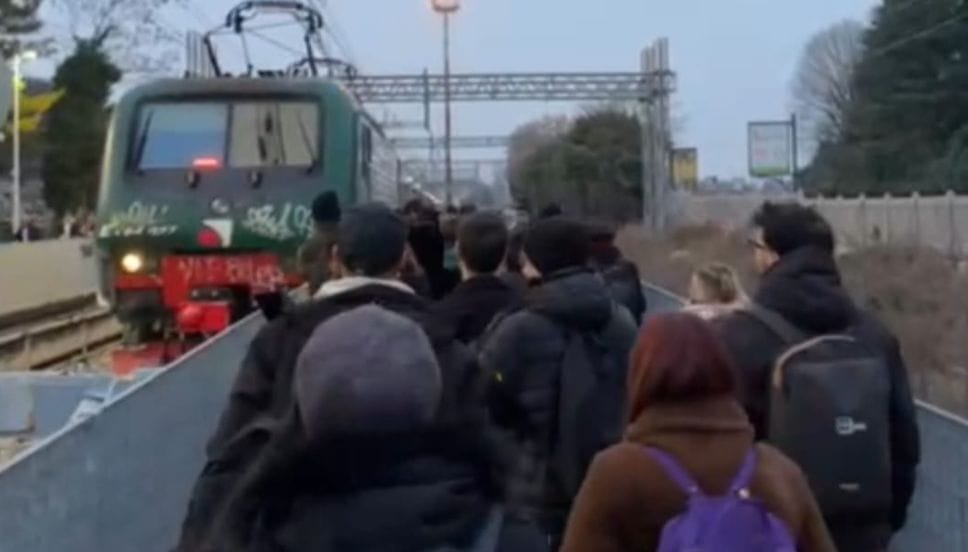 I pendolari in attesa del treno a Ponte San Pietro