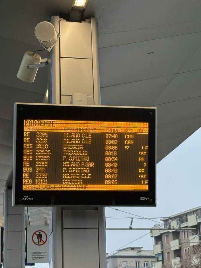 Il display segnala ritardi e cancellazioni sui treni da Bergamo a Milano
