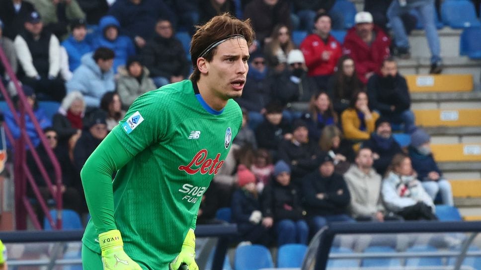 Il portiere Marco Carnesecchi ha salvato il match dell’Atalanta (in dieci) contro il Como