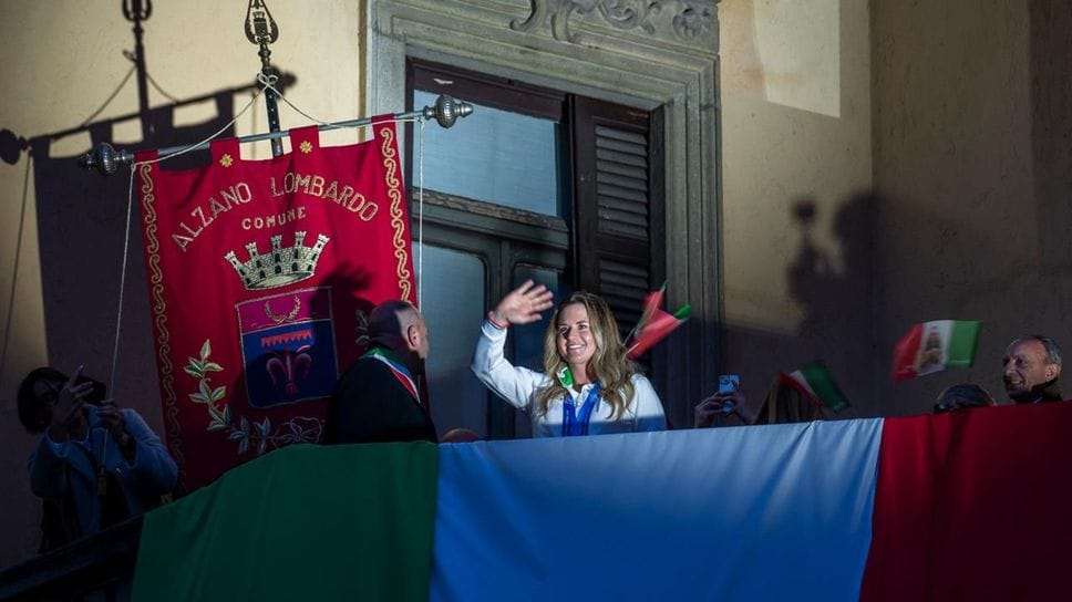 Michela Moioli saluta dal balcone del municipio di Alzano Lombardo