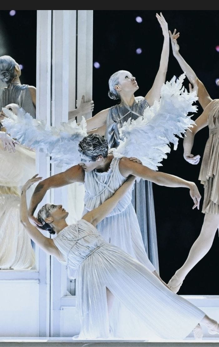 Aurora Spinelli dietro i primi ballerini Albano e Coviello