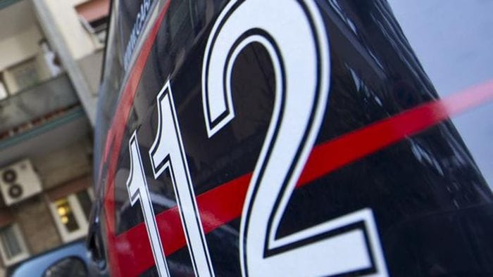 Getta acqua calda e ferisce il proprietario di casa, poi fugge