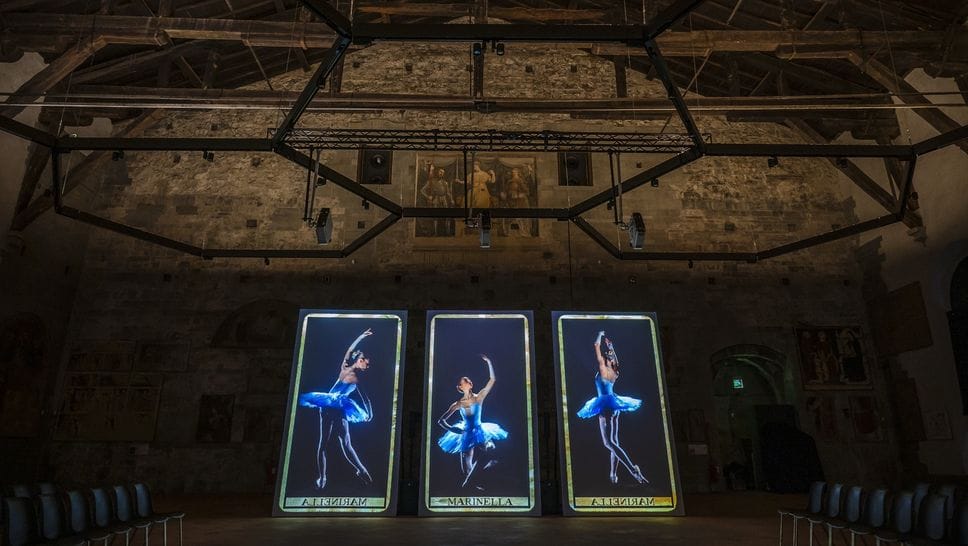 Le carte dei tarocchi rivisitate da Studio Azzurro si stagliano nel Palazzo della Ragione