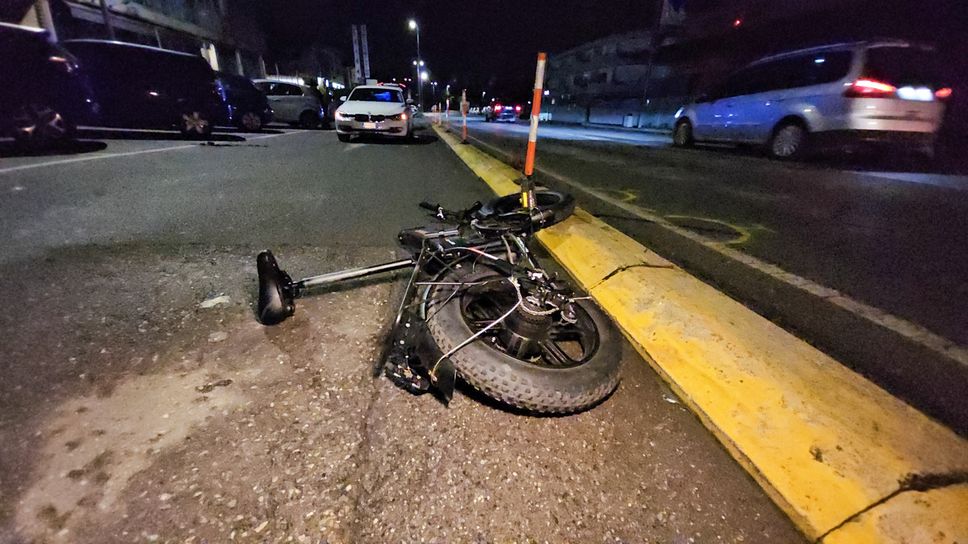 La bici del rider ferito in uno scontro con un’auto sulla Briantea